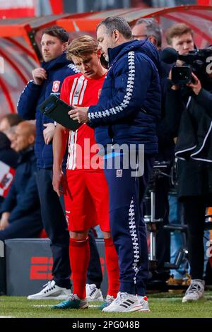 19-03-2023: Sport: Twente / AZ ENSCHEDE, NIEDERLANDE - MÄRZ 19: SEM Steijn (FC Twente) und Sander Boschker (keeperstrainer FC Twente), Substitution Stockfoto