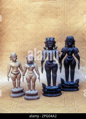 Marapachi-Puppen oder Marapachi bommais sind traditionelle Puppen, die speziell aus rotem Sandelholz oder Seidenwoll- oder rotem Holz gefertigt sind und ausgestellt werden Stockfoto