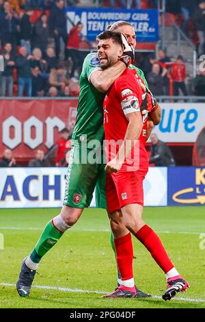 19-03-2023: Sport: Twente gegen AZ ENSCHEDE, NIEDERLANDE - MÄRZ 19: Lars Unnerstall (FC Twente) und Robin Propper (FC Twente) während des Spiels Eredivisi Stockfoto