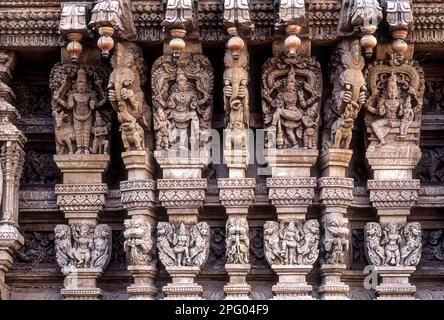 Siva steht mit Rishaba Dwarabala, Laxmi Narayana, Laxmi sitzt auf dem Schoß von Vishnu. Holzschnitzereien aus dem 17. Jahrhundert in Meenakashi Stockfoto