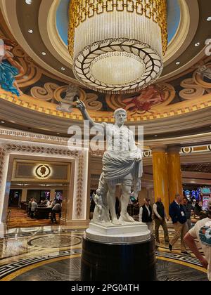 Las Vegas, Nevada - 13. März 2023 - Skulptur Augustus Caesar in der Lobby des Caesar's Palace auf dem Las Vegas Strip - großer Eingang im Casino Stockfoto