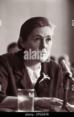 Dr. Frances Oldham Kelsey, Pharmakologe bei der Food & Drug Administration, spricht vor einem US-amerikanischen Unterausschuss des Senats am 1. August 1962 bezüglich des Medikaments Thalidomid (Markenname Kevadon), das nachweislich schwere Geburtsfehler verursacht. Stockfoto