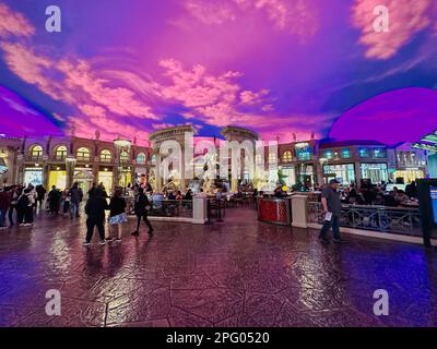 Las Vegas, Nevada - 13. März 2023 - Lila, Pink und Gold die Hauptfarben im Garden of the Gods im Caesar's Palace auf dem Las Vegas Strip Stockfoto