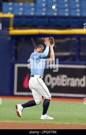 19. März 2023, St. Petersburg, Florida, USA; Tampa Bay Rays zweiter Baseman Brandon Lowe (8) fängt während eines MLB-Frühjahrstrainings ein Pop-up auf dem Spielfeld Stockfoto