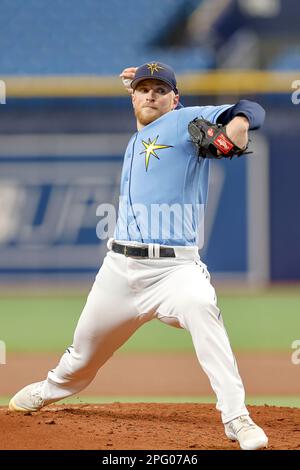 19. März 2023, St. Petersburg, Florida, USA; der Pitcher Drew Rasmussen (57) aus den Tampa Bay Rays bietet während eines MLB-Frühjahrstrainings ein Spielfeld Stockfoto