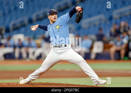 19. März 2023, St. Petersburg, Florida, USA; der Pitcher Drew Rasmussen (57) aus den Tampa Bay Rays bietet während eines MLB-Frühjahrstrainings ein Spielfeld Stockfoto