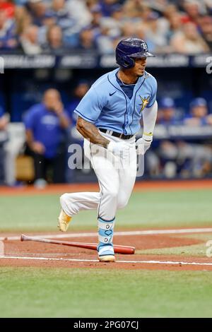 19. März 2023, St. Petersburg, Florida, USA; Tampa Bay Rays Shortstop Wander Franco (5) trifft einen Ground Ball auf die erste Base, die von Toronto Blue Ja gespielt wird Stockfoto