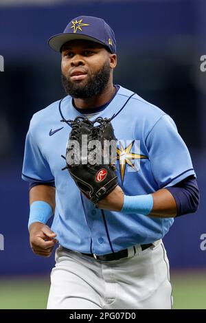 19. März 2023, St. Petersburg, Florida, USA; Tampa Bay Rays rechter Fielder Manuel Margot (13) läuft während eines MLB-Frühjahrstrainings gegen den Dugout Stockfoto