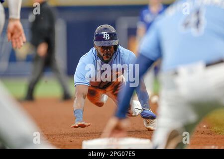 19. März 2023, St. Petersburg, Florida, USA; Tampa Bay Rays zweiter Baseman Vidal Brujan (7) rutscht während eines MLB-Frühjahrstrainings sicher in den dritten Base Stockfoto