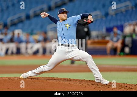 19. März 2023, St. Petersburg, Florida, USA; der Pitcher Drew Rasmussen (57) aus den Tampa Bay Rays bietet während eines MLB-Frühjahrstrainings ein Spielfeld Stockfoto