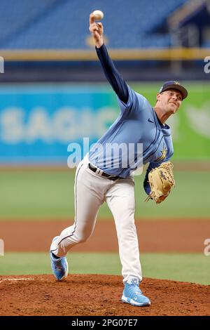 19. März 2023, St. Petersburg, Florida, USA; Tampa Bay Rays Relief Pitcher Pete Fairbanks (29) bietet während eines MLB-Frühjahrstrainings gegen ein Fußballfeld Stockfoto