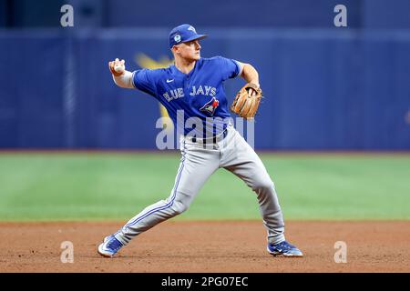 19. März 2023, St. Petersburg, Florida, USA; Toronto Blue Jays, dritter Baseman Matt Chapman (26), legt einen Ball des Schlägers von Tampa Bay Rays Right Fielder man Stockfoto