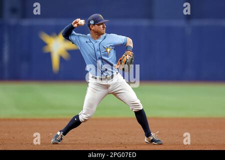 19. März 2023, St. Petersburg, Florida, USA; Tampa Bay strahlt den dritten Baseman Gavin Collins (79) aus und wirft auf die erste Base für die Auszeit während eines MLB-Spriars Stockfoto