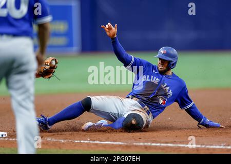 19. März 2023, St. Petersburg, Florida, USA; Toronto Blue Jays Center Fielder George Springer (4) rutscht in den dritten, aber Tampa Bay strahlt dritten Baseman Gavin Stockfoto