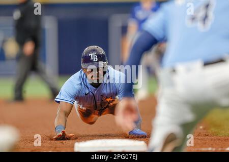 19. März 2023, St. Petersburg, Florida, USA; Tampa Bay Rays zweiter Baseman Vidal Brujan (7) rutscht während eines MLB-Frühjahrstrainings sicher in den dritten Base Stockfoto
