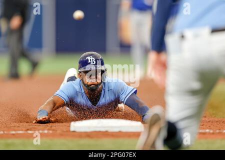 19. März 2023, St. Petersburg, Florida, USA; Tampa Bay Rays zweiter Baseman Vidal Brujan (7) rutscht während eines MLB-Frühjahrstrainings sicher in den dritten Base Stockfoto