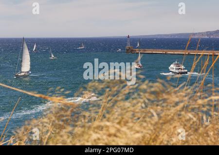 Blick über die Kostümlinie von Marseille an einem sonnigen Tag mit mehreren Booten auf dem windigen Meer Stockfoto