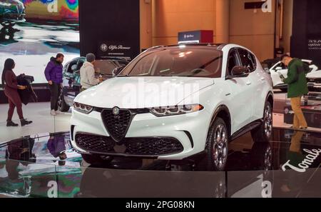 Toronto, Kanada - 02 25 2023: Weißer Alfa Romeo Tonale Premium-SUV auf 2023 Canadian International Autoshow. Alfa Romeo Automobiles S.p.A. Stockfoto