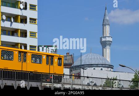 U-Bahn, Mevlana Moschee, Kottbusser Tor, Kreuzberg, Berlin, Deutschland Stockfoto