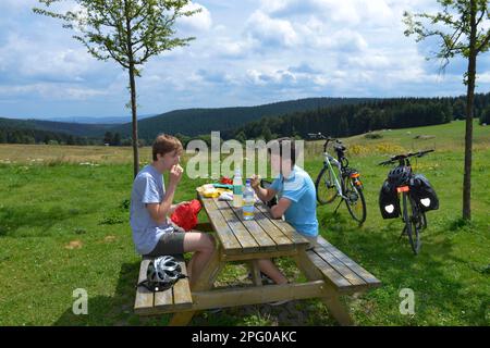 Pause, Fahrradtour, Neustadt am Rennsteig, Thüringer Wald, Thüringen, Deutschland Stockfoto