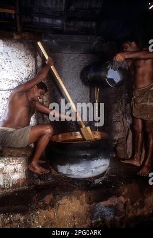 Männer, die Halwa in Kozhikode herstellen; Calicut, Kerala, Indien Stockfoto