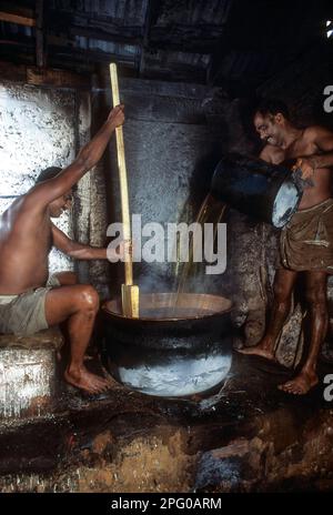 Männer, die Halwa in Kozhikode herstellen; Calicut, Kerala, Indien Stockfoto