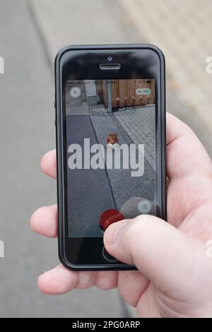 Hannover, Deutschland - 23. Juli 2016: Pokemon Go auf einem iphone spielen. Am 13. Juli wurde in Deutschland die App für das Spiel „Augmented Reality“ veröffentlicht Stockfoto