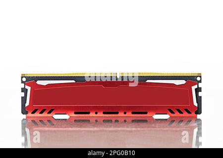 Ein DDR4-pc-Speichermodul mit rotem Metallkühlkörper auf einer glänzend grauen Oberfläche Stockfoto