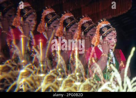 Kuchipudi, eine Frau, die in Kerala Kalamandalam in Tscheruthuruthy in der Nähe von Soranur, Kerala, Südindien, Indien, Asien bedeutende klassische Tänze Indiens aufführt Stockfoto