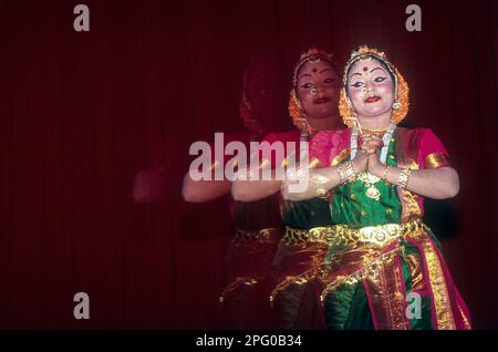 Kuchipudi, eine Frau, die in Kerala Kalamandalam in Tscheruthuruthy in der Nähe von Soranur, Kerala, Südindien, Indien, Asien bedeutende klassische Tänze Indiens aufführt Stockfoto