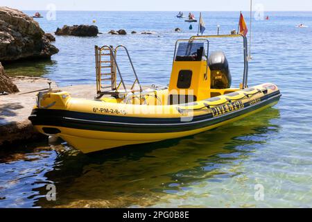 Starres aufblasbares Boot, starres Rumpfboot, Dhingi, aufblasbares Boot mit Fahrerkabine, Mittelmeer Stockfoto