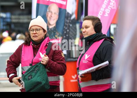 Helsinki, Finnland. 19. März 2023. Mitglieder der Partei der Linken Allianz (Vasemmisto) verteilen Flugblätter. Die Parlamentswahlen 2023 in Finnland finden am Sonntag, dem 2. April 2023, statt. Parteikandidaten führten Wahlkampagnen im Zentrum von Helsinki vor dem Kamppy Shopping Center am Narinkka Square durch. (Foto: Takimoto Marina/SOPA Images/Sipa USA) Guthaben: SIPA USA/Alamy Live News Stockfoto