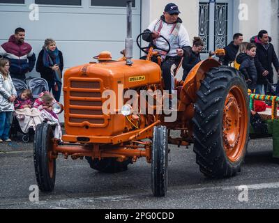 Loriol sur Drome, Frankreich - 19. März 2023: "Fete des Bouviers". Shepherd's Festival im Süden Frankreichs in Loriol sur Drome. Corso France. Stockfoto