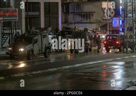 Nablus, Palästina. 19. März 2023. Israelische Soldaten und Geheimdienste inspizieren den Ort eines Schussangriffs auf das Auto eines jüdischen Siedlers in der Stadt Hawara, südlich von Nablus, im Westjordanland. Ein Palästinenser hat einen Schussanschlag auf das Auto eines Siedlers verübt, während es sich mitten auf dem Markt in der Stadt Hawara befand. Kredit: SOPA Images Limited/Alamy Live News Stockfoto