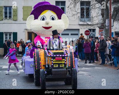 Loriol sur Drome, Frankreich - 19. März 2023: "Fete des Bouviers". Shepherd's Festival im Süden Frankreichs in Loriol sur Drome. Corso France. Stockfoto