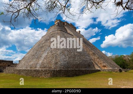 Maya-Pyramide der Magier, Uxmal, Yucatan-Halbinsel, Mexiko. Stockfoto