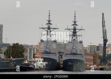 Die Royal Australian Navy's HMAS Hobart (DDG 39) und HMAS Brisbane (DDG 41) liegen im Hafen von Sydney, Australien, vor Anker. Stockfoto