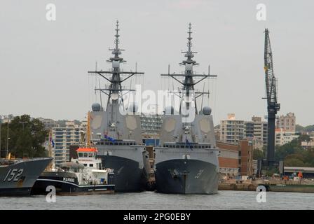 Die Royal Australian Navy's HMAS Hobart (DDG 39) und HMAS Brisbane (DDG 41) liegen im Hafen von Sydney, Australien, vor Anker. Stockfoto