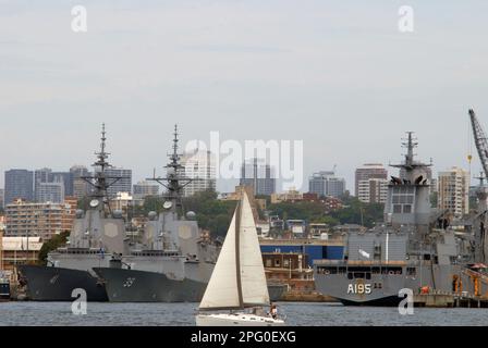 Die Royal Australian Navy's HMAS Hobart (DDG 39) und HMAS Brisbane (DDG 41) liegen im Hafen von Sydney, Australien, vor Anker. Stockfoto