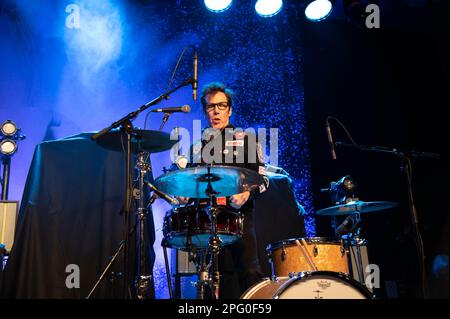 Slim Jim Phantom Trio tritt auf der St. Patricks Day im Barrowland Glasgow, unterstützt steife kleine Finger am 17. März 2023 Stockfoto