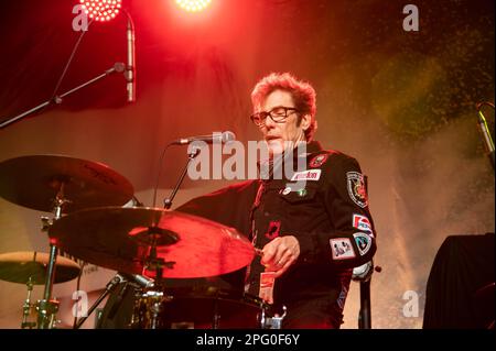 Slim Jim Phantom Trio tritt auf der St. Patricks Day im Barrowland Glasgow, unterstützt steife kleine Finger am 17. März 2023 Stockfoto