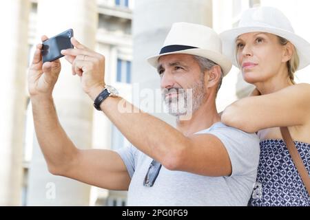 Ein Paar, das ein Selbstporträt mit einem Smartphone macht Stockfoto