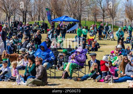 Oklahoma, 17 2023. MÄRZ - Menschen, die sich der St. Patrick's Day-Veranstaltung in Myriad Botanical Gardens Stockfoto