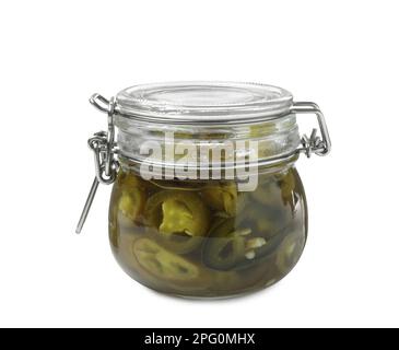 Eingelegter grüner Jalapeno-Paprika in Glasgefäß, isoliert auf Weiß Stockfoto