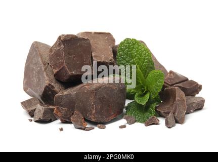 Leckere dunkle Schokoladenstücke mit Minze auf weißem Hintergrund Stockfoto