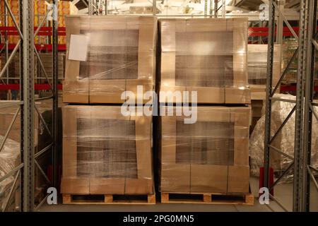 Lagergebäude mit Kisten auf Holzpaletten Großhandel Stockfoto