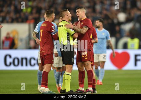 Rom, Italien. 19. März 2023. ROM, ITALIEN - März 19: Der Schiedsrichter Davide Massa zeigt den Spielern während des Fußballspiels der Italienischen Serie A zwischen SS Lazio und AS Roma Stadio Olimpico am 19. März 2023 in Rom, Italien. Kredit: Live Media Publishing Group/Alamy Live News Stockfoto