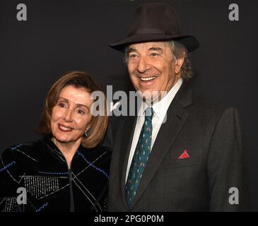 Washington, Usa. 19. März 2023. Ehemalige Haussprecherin Nancy Pelosi und ihr Mann Paul posieren für Fotografen, als sie auf dem roten Teppich ankommen, um den Kennedy Center Mark Twain Preis 2023 für den amerikanischen Humor Galaabend zu ehren, zu Ehren des Komikers Adam Sandler, in Washington, DC, Sonntag, 19. März, 2023. Paul trägt immer noch einen Hut, nach einer Schädeloperation wegen eines Angriffs in ihrem San Francisco-Haus. Foto: Mike Theiler/UPI Credit: UPI/Alamy Live News Stockfoto