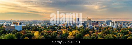 Herbstbäume und die Skyline von Boise am frühen Morgen Stockfoto