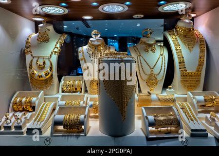 Goldschmuck zum Verkauf im Mutrah Souk, Muscat, Oman Stockfoto